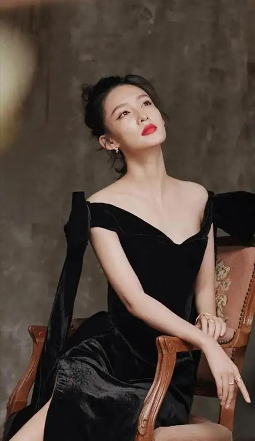 李沁黑色礼裙大气迷人