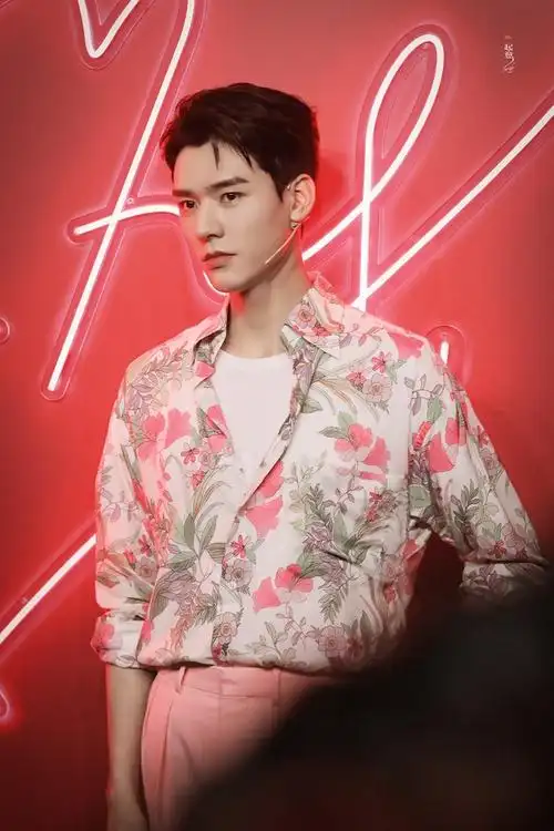 再见小粉红!龚俊tf直播的粉裤子花衬衣太有温客行风格了!