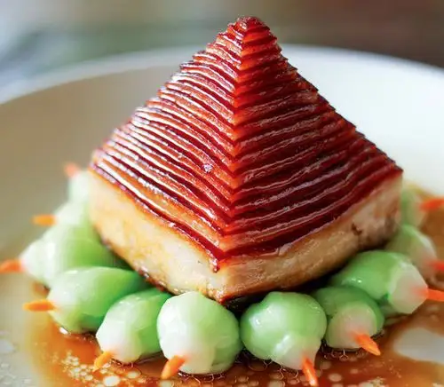 宝塔形的招牌菜金牌扣肉