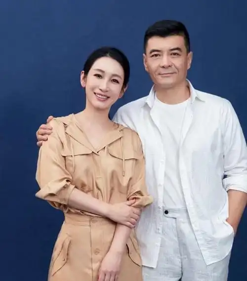 秦海璐庆生穿衬衫配半裙和王新军合影霸总和小娇妻既视感