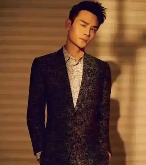 185cm的胡歌遇到182cm的王凯,网友:谁谎报身高真的是一目了然啊_广大