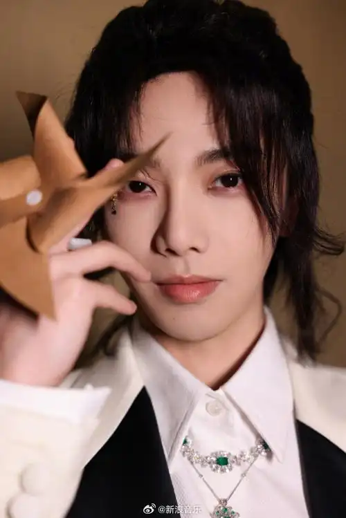 华晨宇男歌手发型统治区##华晨宇泪痣妆