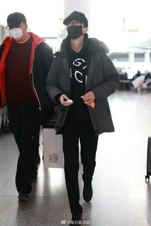 2020年12月19日,北京,许嵩现身机场.