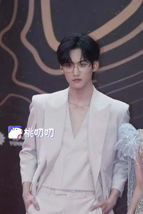 周柯宇保龄球港风大片##周柯宇金丝边眼镜白西装造型##星光大赏红毯