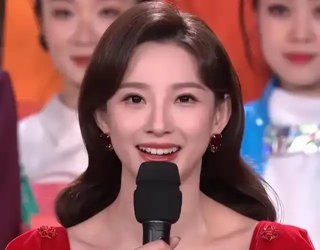 央视春晚的7位当红主持人男帅女靓热度高你喜欢哪几位