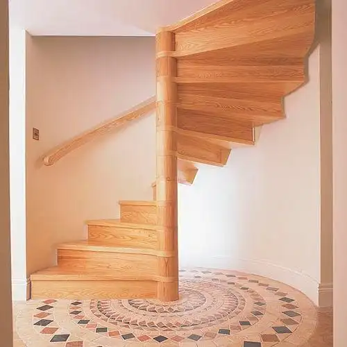 旋转楼梯 / 木质结构 / 木台阶 / 带踢脚板