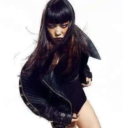 另类大嘴美女吴莫愁,地铁站里吓哭小孩的造型除了她找不出第二人_感觉