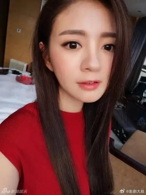 安以轩晒出一组美颜过的自拍美照,然而尴尬的一刻发生了,因为美颜过度