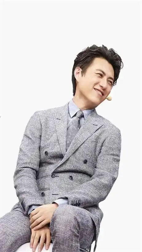 一不拍戏就消失,47岁的靳东,已经走上了男演员的另一条大道