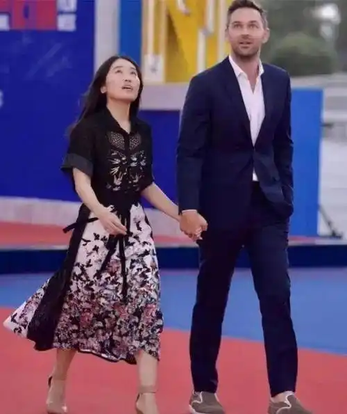 作为张艺谋的妻子,陈婷在公众面前总是给人以端庄优雅的形象.