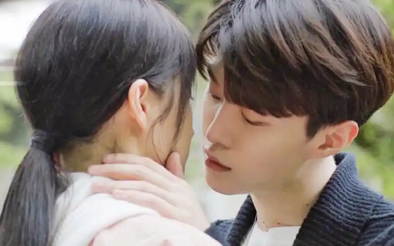 起猛了!居然看到关晓彤和范丞丞接吻了!