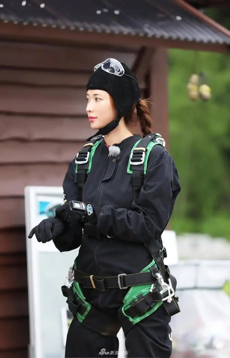 林志玲"当妈"挑战带娃 极限跳伞被赞"林大胆"