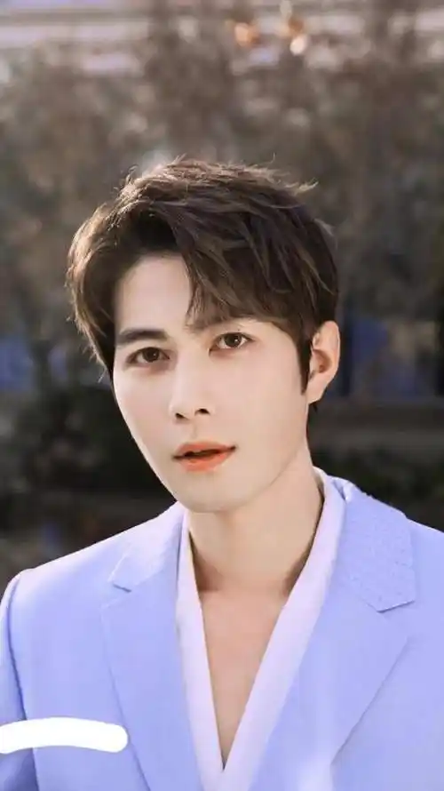 陈学冬(疑似)"整容"的迹象还是比较明显的,从之前的宽颧骨到现在的窄