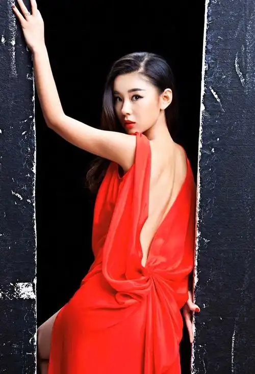 露背的设计露出了李小萌白皙漂亮的背部线条,看起来愈发的妩媚撩人,配