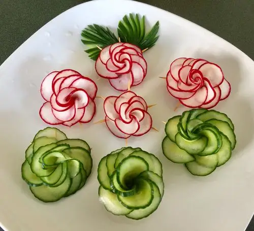 中间那朵黄瓜做的玫瑰是直接放在被掏空心儿的小萝卜里的 :)