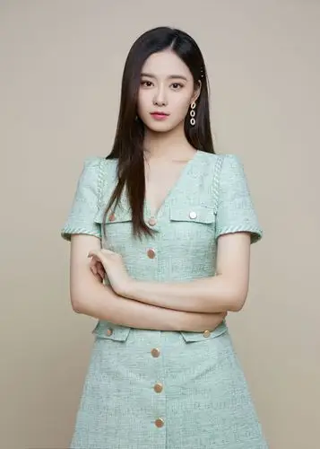 宣传照中,徐艺洋身着薄荷绿皮质短裙套装,以马卡龙色系的耳环与发卡