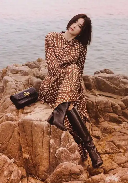 美女秦岚喜欢穿黑色高跟长筒皮靴,真的很丝滑,不知有没有味道?