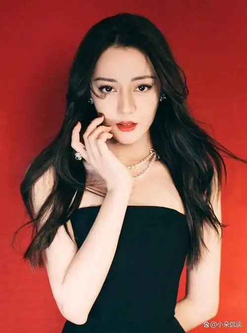 我失去了魂魄!31 岁的迪丽热巴,她的火辣身材和性感魅力爆表!