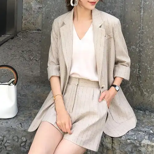 这款西装套装,率性中带着小女人的性感,小翻领的设计修饰下半身线条