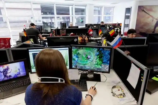 在拳头公司上班有多爽?打游戏是工作,零食堆成山,年假休不完