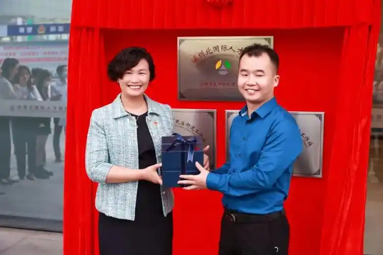 曾雪莲打通外籍人才管理与服务的"最后一公里"首张在龙华区办理的"