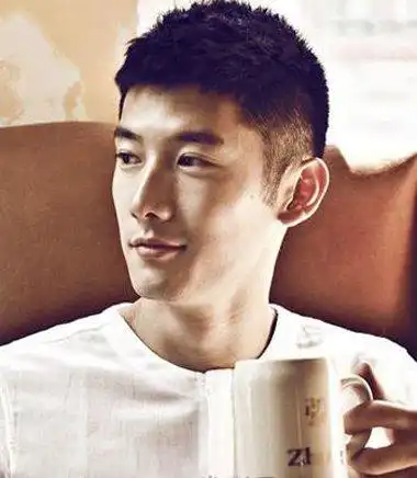 两边剃光中间碎发 男生把两边剃掉好看吗