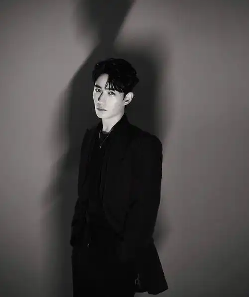 俊朗帅气朱一龙个性西装写真