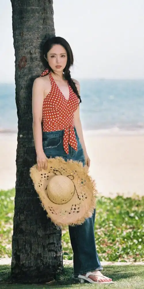 董璇,波点露背装户外写真壁纸,成熟柔美甜笑可人