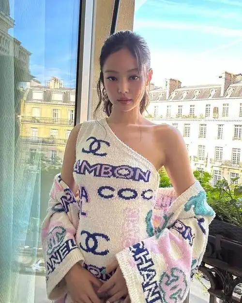 10月4日,blackpink成员jennie(金珍妮)通过她的个人社交账号发布了几