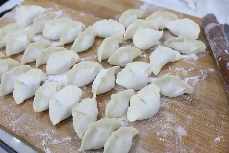 做羊肉饺子,调馅是关键,用它代替料酒,肉嫩多汁不腥不膻_肉馅