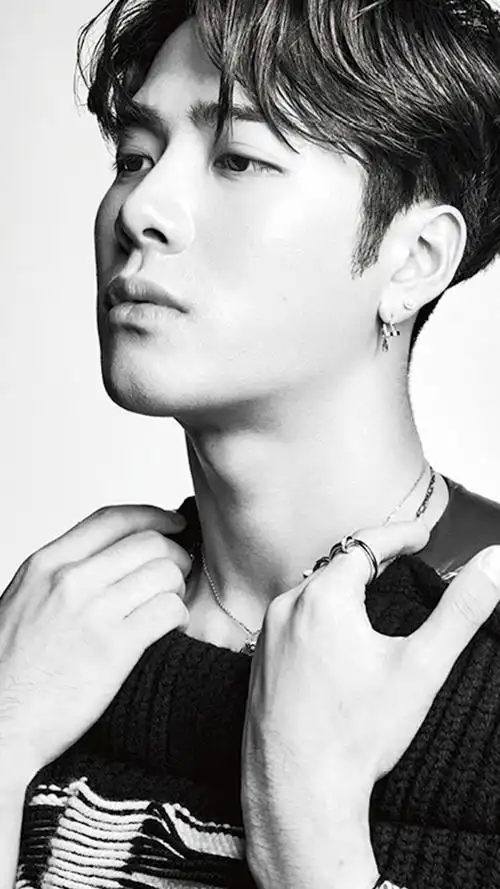 王嘉尔侧颜逆天,深邃眼神令人沉醉