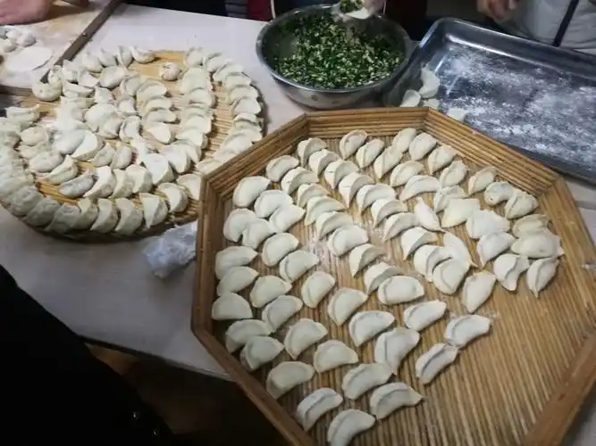 欢欢喜喜迎新年,快快乐乐包饺子——新湖北路小学举行教师"包饺子"