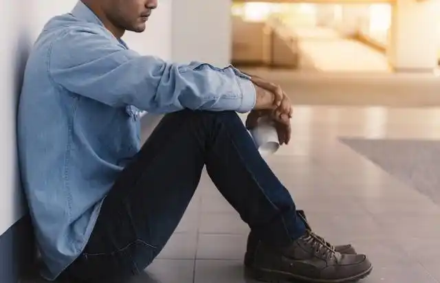 一个大哥在路边喝酒,边大声哭泣,压垮一个中年人的稻草有哪些?