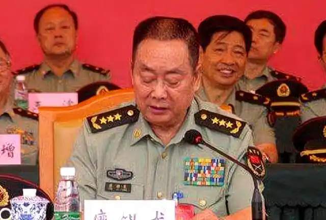 他担任了十年总后勤部部长,53岁升中将,60岁升上将,弟弟是少将