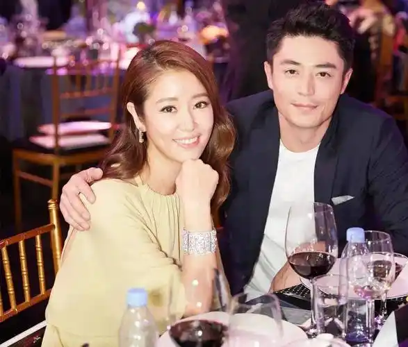 原创林心如携霍建华给爸妈庆生她47岁穿卫衣像少女老公却胖出肚腩