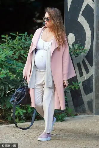 杰西卡·阿尔芭凸肚浑圆孕味足 披宽松外套时尚度不降反升