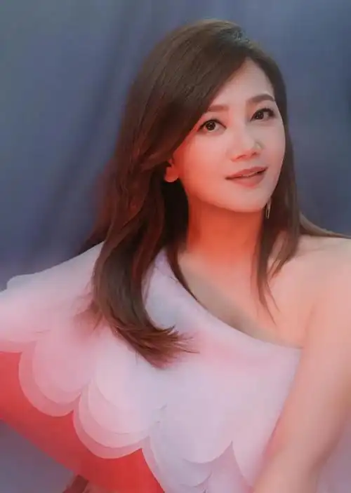 梁静茹于2007年翻唱并发行单曲问演唱梁静茹 作曲李宗盛 作词李宗盛