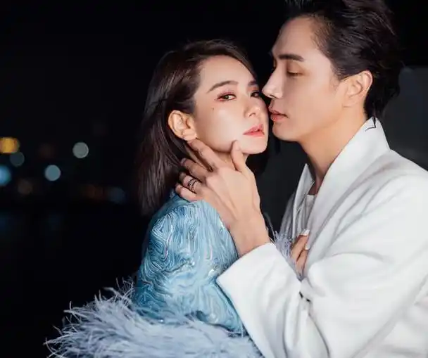 10月30日,有网友分享出在乌镇偶遇戚薇李承铉带着女儿lucky游玩动态