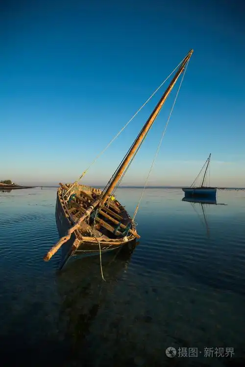 单桅帆船在水中等待