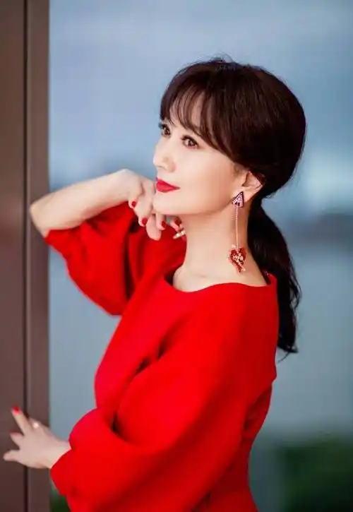 66岁赵雅芝一袭红裙时尚动人,搭配桃心耳环甜美似少女,好迷人