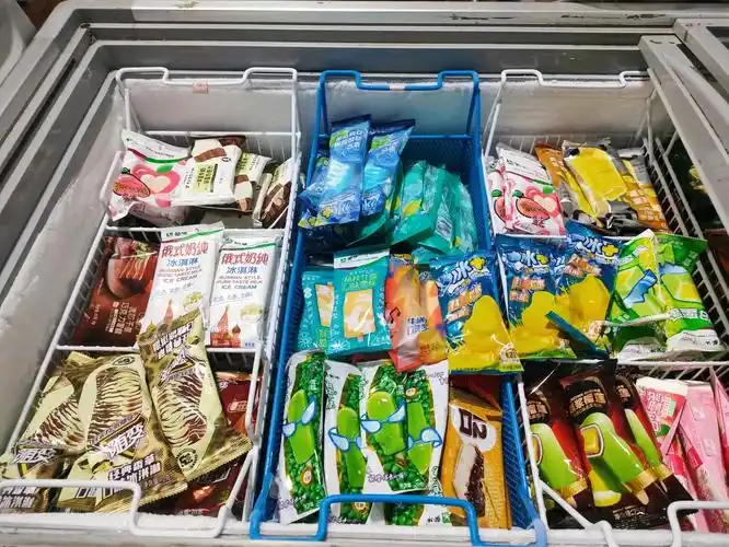 记者在红旗大街一家超市入口处看到,两个冰柜中雪糕的备货充足,单支