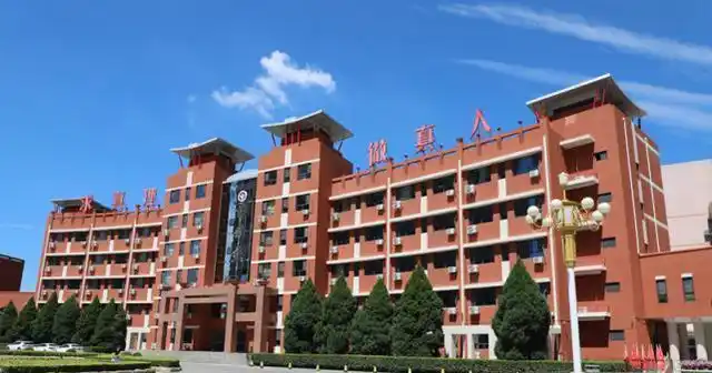 石家庄精英中学成立于2010年,由衡水市前衡水中学校长李金弟担任校长.