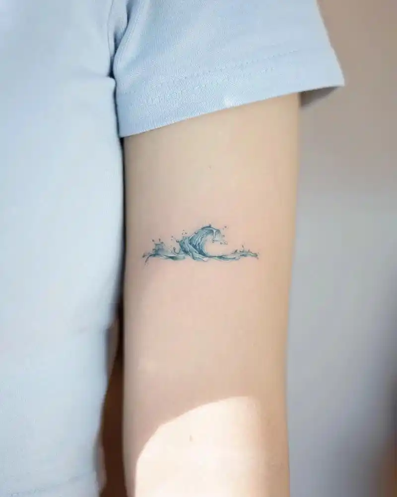 一起看过大海,吹过海风,听过海浪的人,大概会记很久#海浪纹身 - 抖音