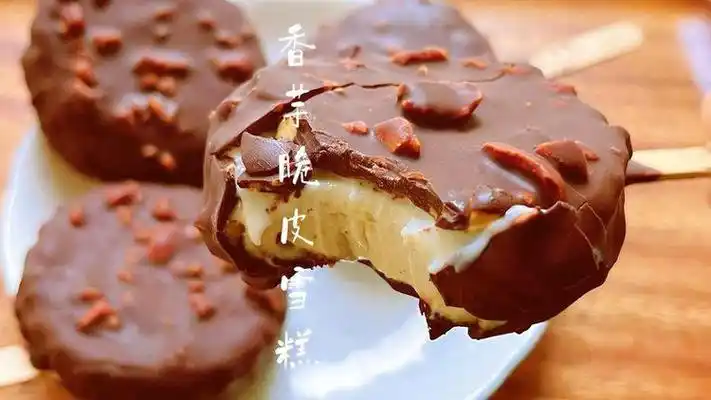 好吃到爆的香芋脆皮雪糕,外皮巧克力香味浓郁,冰淇淋入口即化!