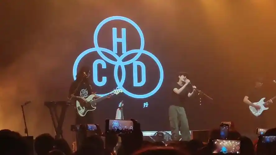 【乐队的夏天】回春丹改编王心凌彩虹的微笑,重庆现场live