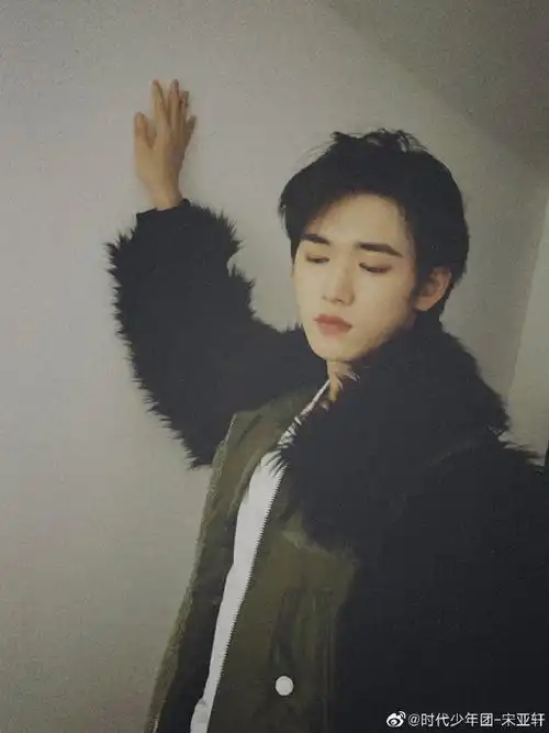 宋亚轩露额头了##宋亚轩复古风随拍