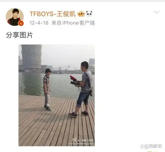 王俊凯"分享照片"的瞬间,像是想不出文案的男孩子,也是在认真努力想要