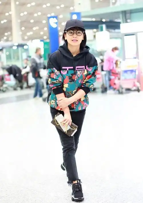 刘涛在机场被围观她脸干巴巴的还很黑而且走路姿势太不好看