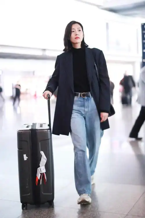 超模刘雯机场街拍一如既往的舒服风穿搭