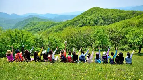 第一个高山草甸的背影合照,老眼昏花的找了好几遍才找到本人,建议摄影